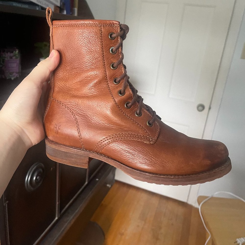 MENS 8 LACE UP FRYE BOOTS, GOOD CONDITION